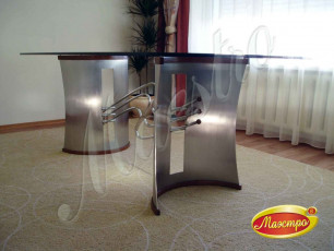 Дизайнерский стол с основанием из нержавеющей стали