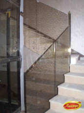 Монолитная лестница со стеклянным ограждением