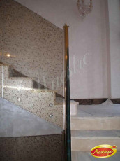 Лестница с опрными столбами из латуни и стеклянным ограждением