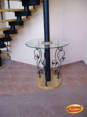 Стеклянный столик под лестницей