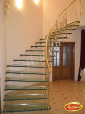 Изогнутая лестница из латуни и стекла