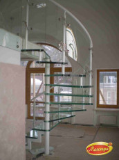 Винтовая лестница из стекла