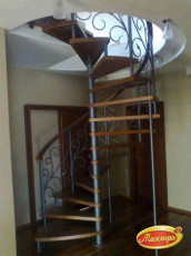 Винтовая лестница с кованым ограждением на второй этаж