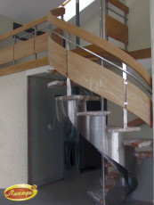 Винтовая лестница на нержавеющем косоуре в процессе монтажа