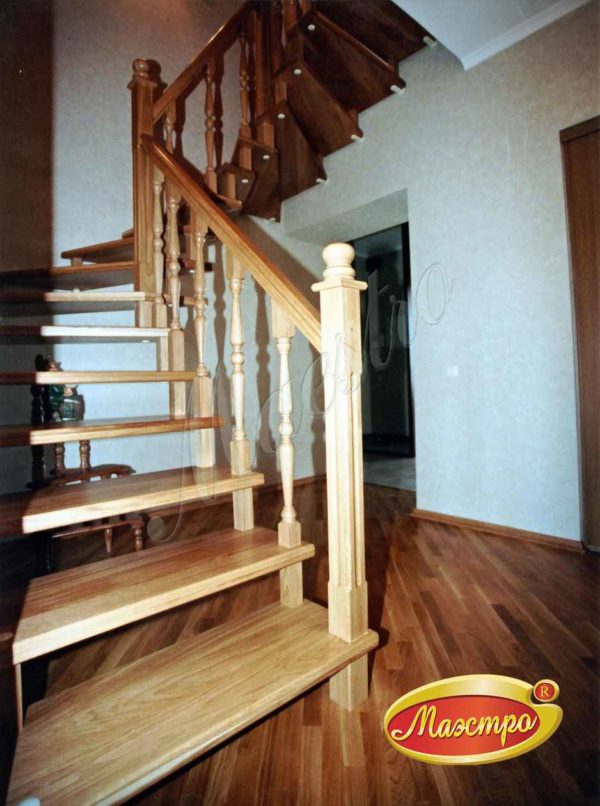 Деревянная лестница на больцах