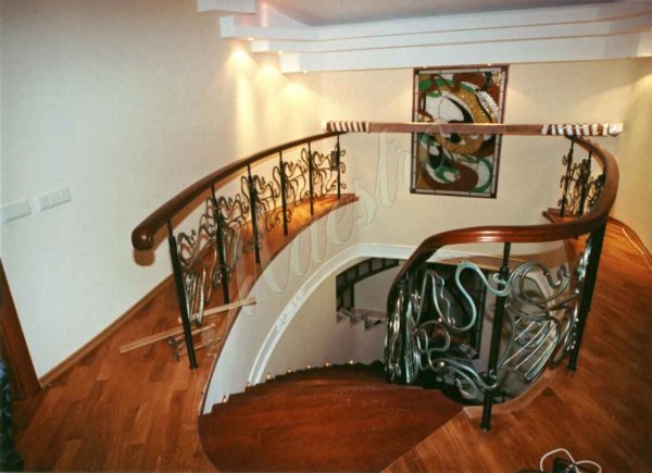 Больцевая лестница с кованым ограждением и дубовыми ступенями