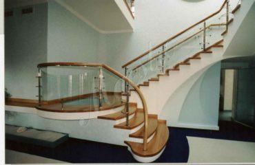 Лестница с облицовкой и стеклянным ограждением
