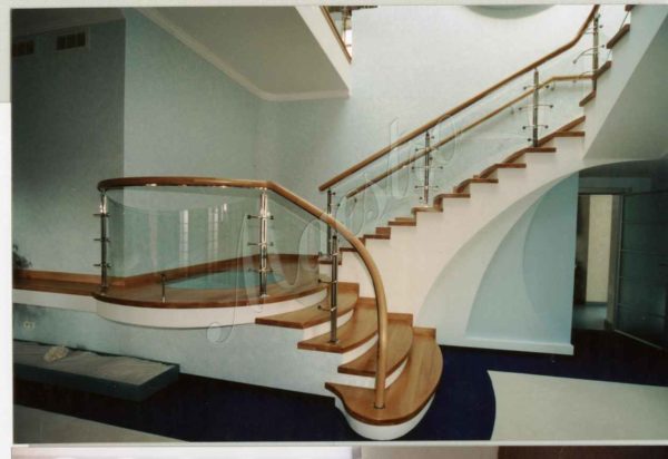Лестница с облицовкой и стеклянным ограждением