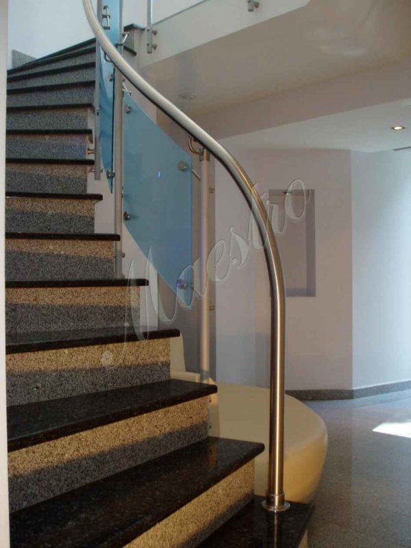 Изогнутая монолитная лестница с стеклянным ограждением