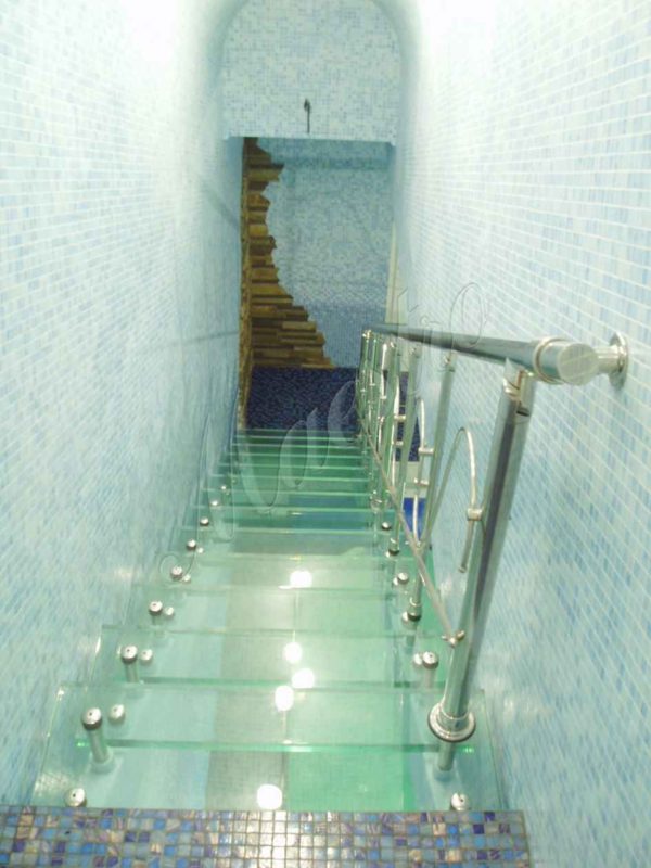 Лестница в бассейн, ступени из стекла