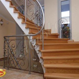Красивая монолитная лестница изготовленная "Маэстро"