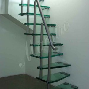 Компактная лестница со ступенями из стекла
