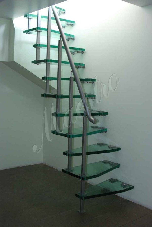 Компактная лестница со ступенями из стекла