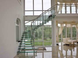 Лестница со стеклянными ступенями и ограждением из стекла