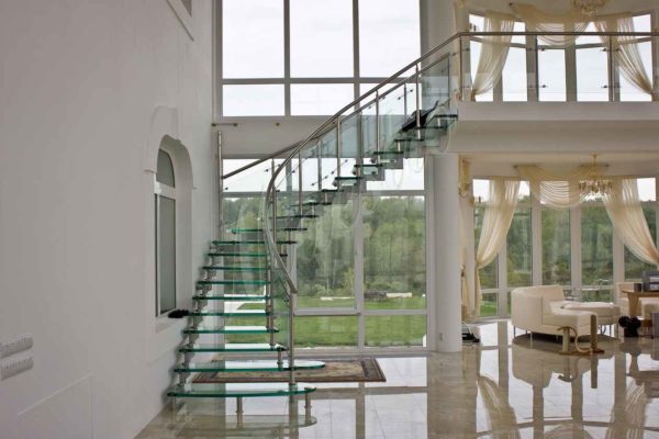 Лестница со стеклянными ступенями и ограждением из стекла