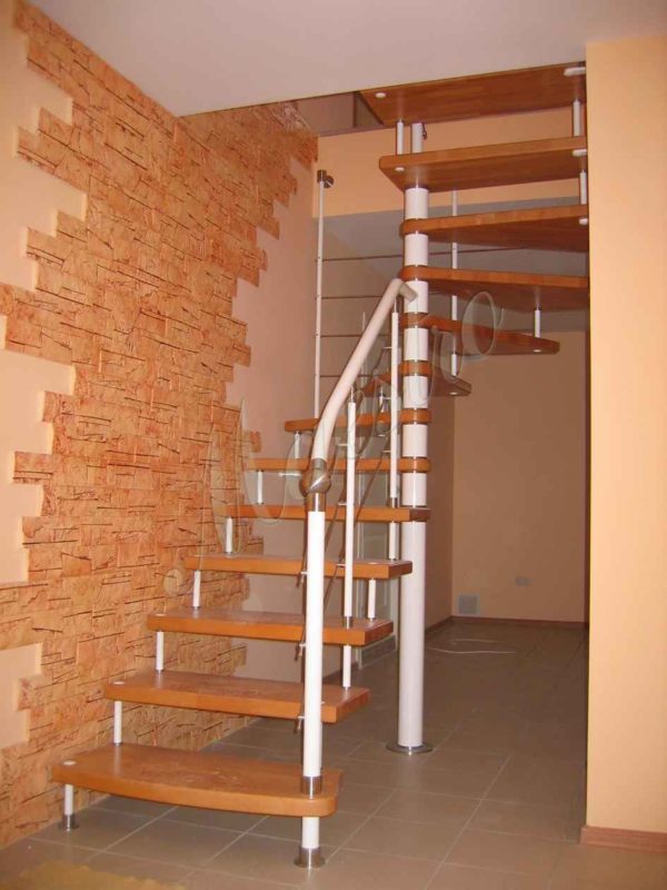 Больцевая лестница на второй этаж, с буковыми ступенями