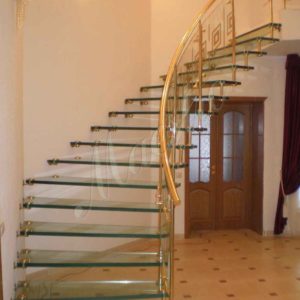 Изогнутая лестница из латуни и стекла