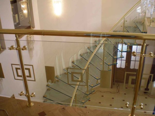 Вид на стеклянную лестницу сверху