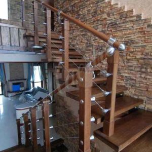 Деревянная лестница на консолях