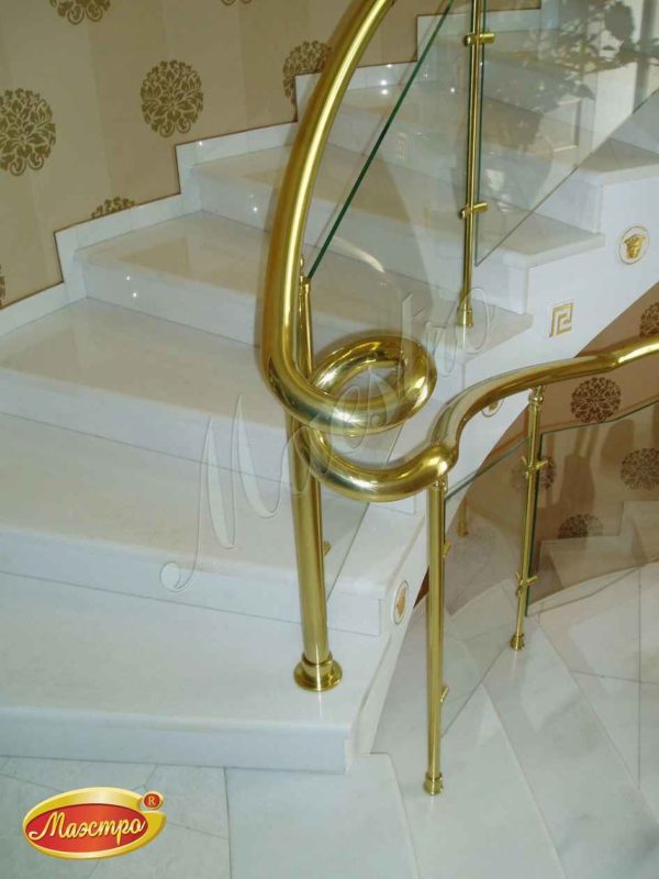Изогнутая монолитная лестница со стеклянным ограждением