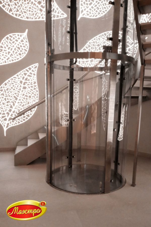 лестница идеально огибает круглый стеклянный лифт