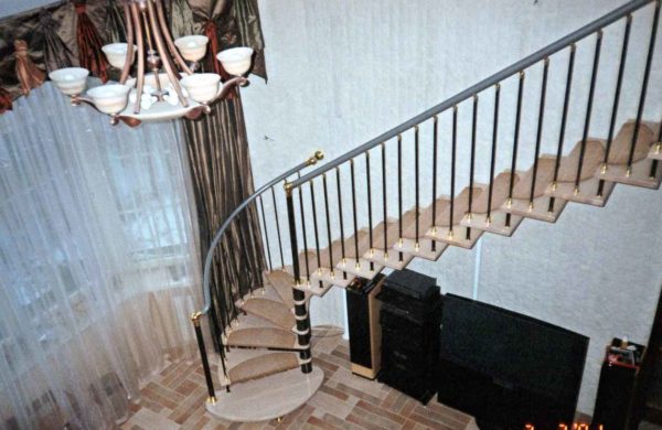 Фотография лестницы на больцах и косоуре