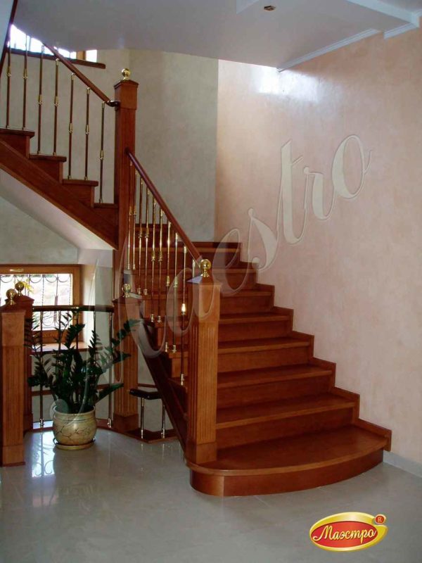 Монолитная лестница с облицовкой буком