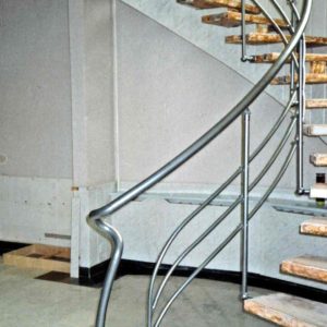 На фотографии изогнутая лестница на центральном косоуре