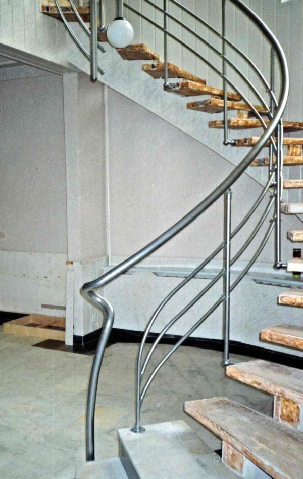 На фотографии изогнутая лестница на центральном косоуре