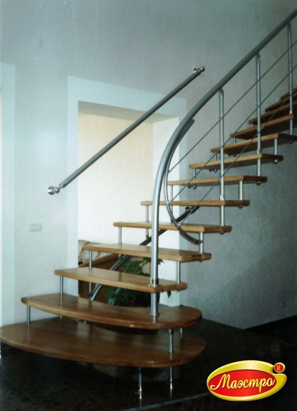 Прямая лестница на больцах с дубовыми ступенями