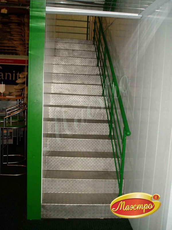 Несущая основа лестницы – два косоура со ступенями из чечевицы из нержавеющей стали