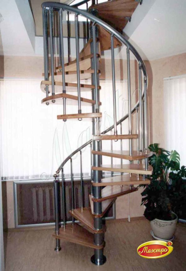 Фотография винтовой лестницы на больцах