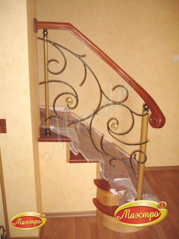 Прямая монолитная лестница с ограждением из прутка