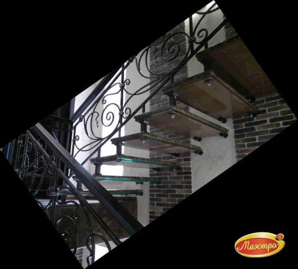 Лестница со ступенями из мягкого благородного мрамора и стекла