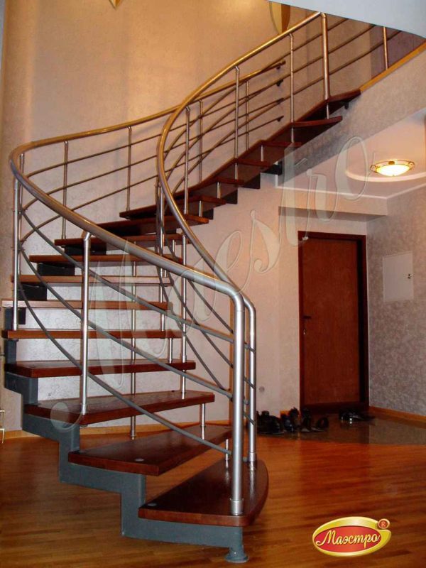 Изогнутая лестница с дубовыми ступенями