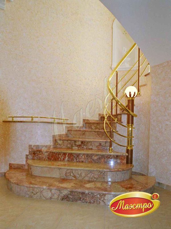 Лестница облицована мрамором