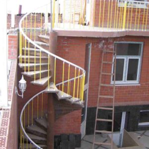 Ограждение наружной винтовой лестницы с изогнутым поручнем