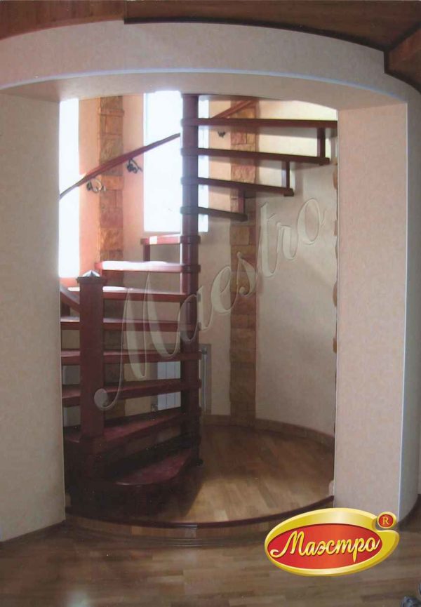 Винтовая лестница со ступенями из тонированного ясеня