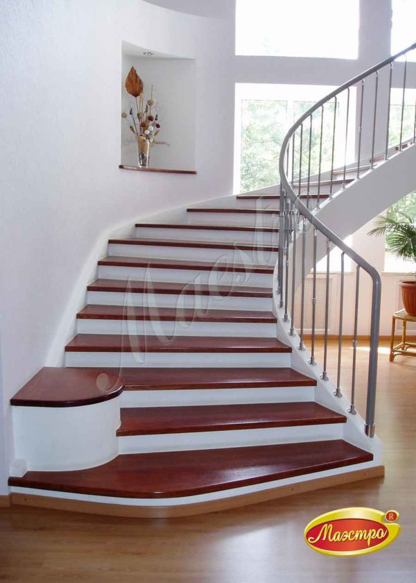 Изогнутая монолитная лестница на второй этаж
