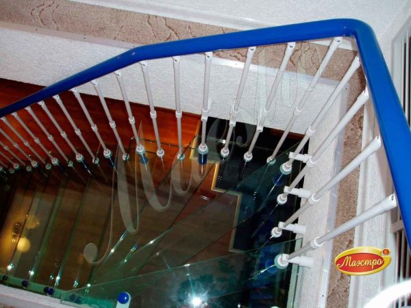 Вид на лестницу со второго этажа
