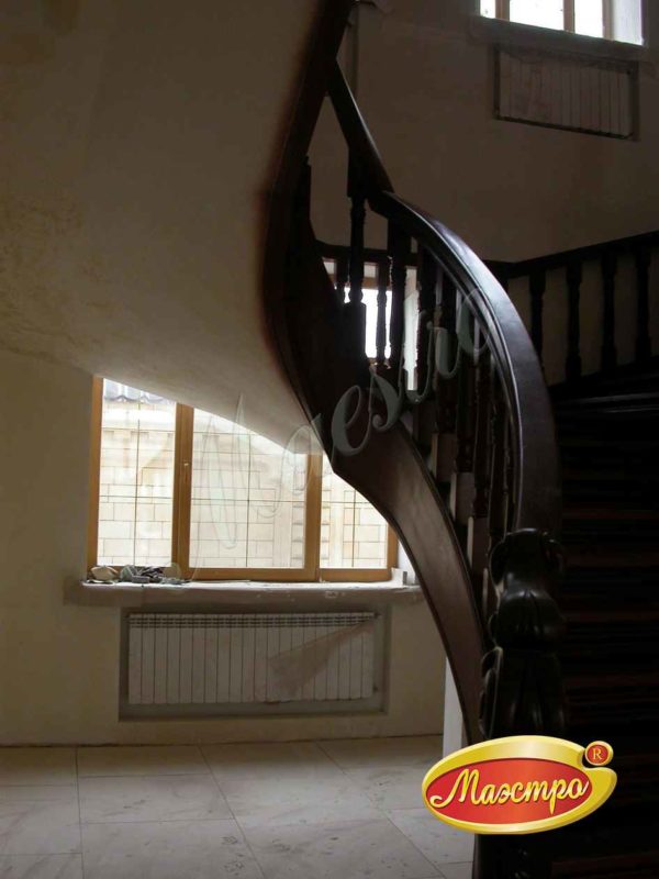 Монолитная лестница с облицовкой дубом