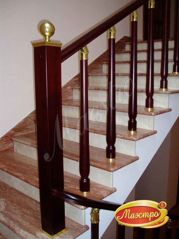 Ступени и подступенки монолитной лестницы облицованы мрамором
