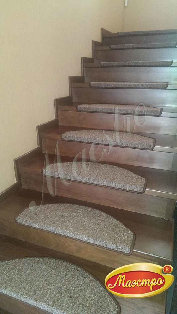 Дубовые ступени и подступенки лестницы