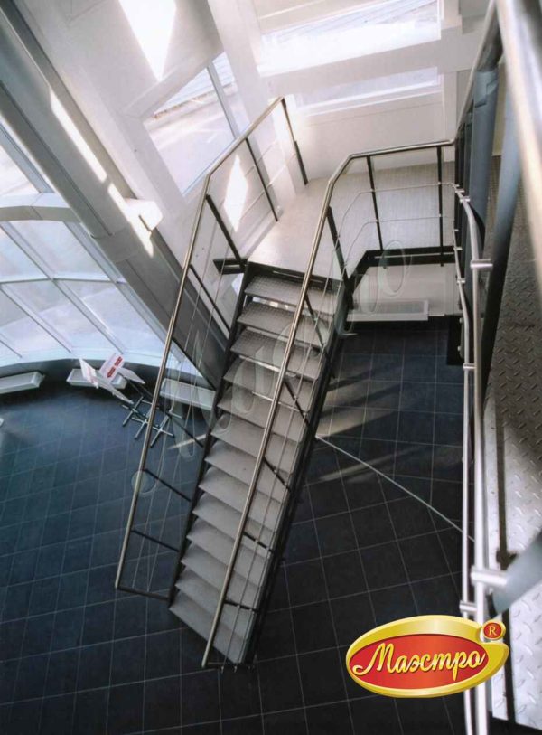 Вид на лестницу с верхней площадки
