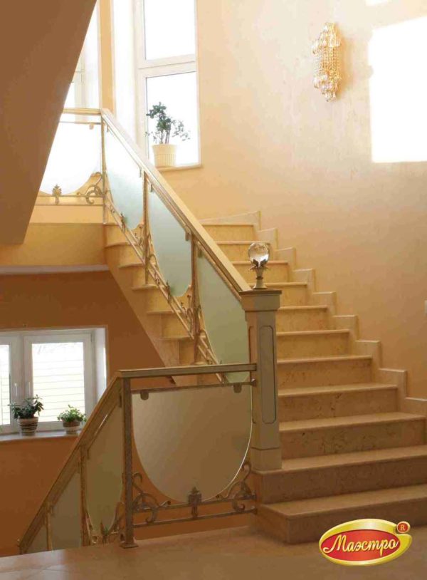 Лестница облицованная мрамором