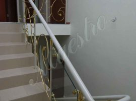 Ограждение лестницы со стеклом и фантазийным рисунком из латуни.
