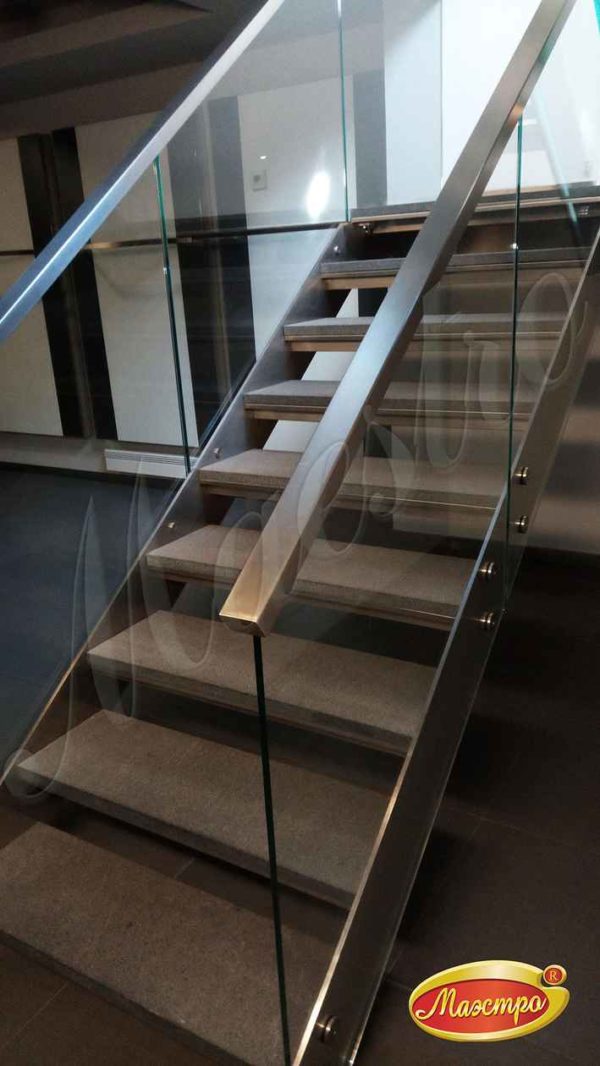 Лестница из нержавеющей стали со стеклянным ограждением