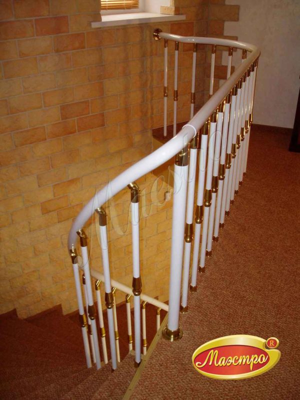 Ограждение лестницы из стали с латунью