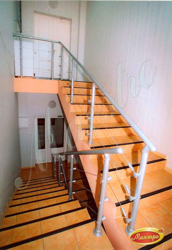 Прямая монолитная лестница с облицовкой и ограждением с параллельными прокидами .