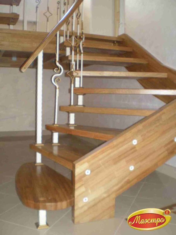 Начало деревянной лестницы